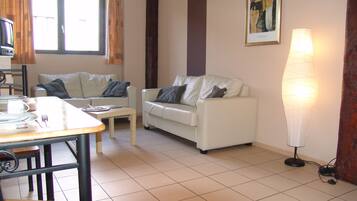 Individueel gedecoreerd, individueel gemeubileerd, een bureau