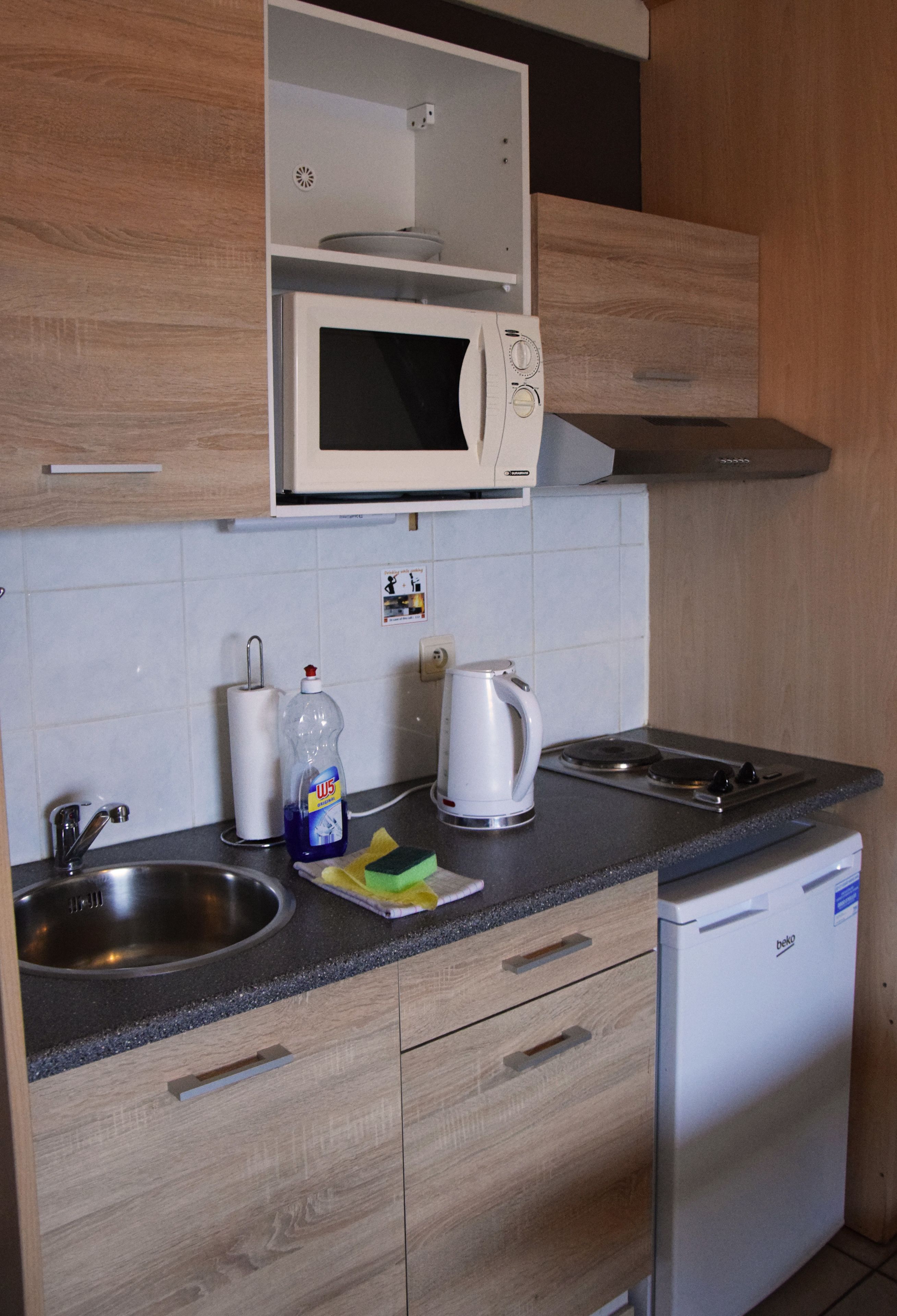 Maisonnette | Privékitchenette | Een koelkast, een magnetron, een koffiezetapparaat/waterkoker