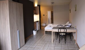 Large Studio Triple | Trang trí khác biệt, trang bị nội thất với thiết kế riêng biệt, bàn
