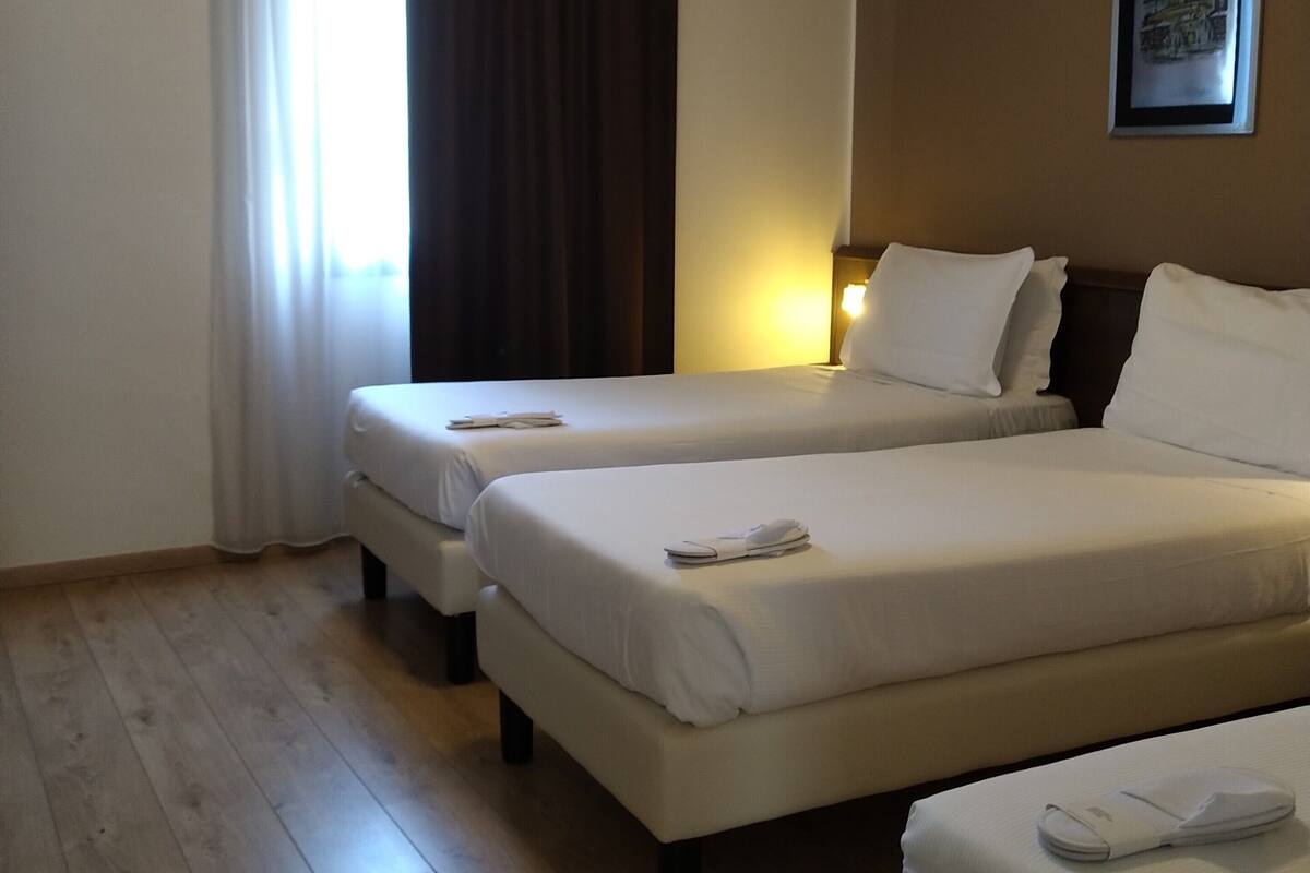 Tremannsrom | Memory foam-senger, safe på rommet, skrivebord og blendingsgardiner