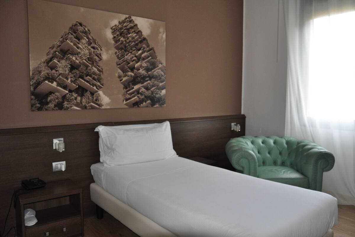 Single Room | 1 bedroom, memory foam beds, in-room safe, desk
