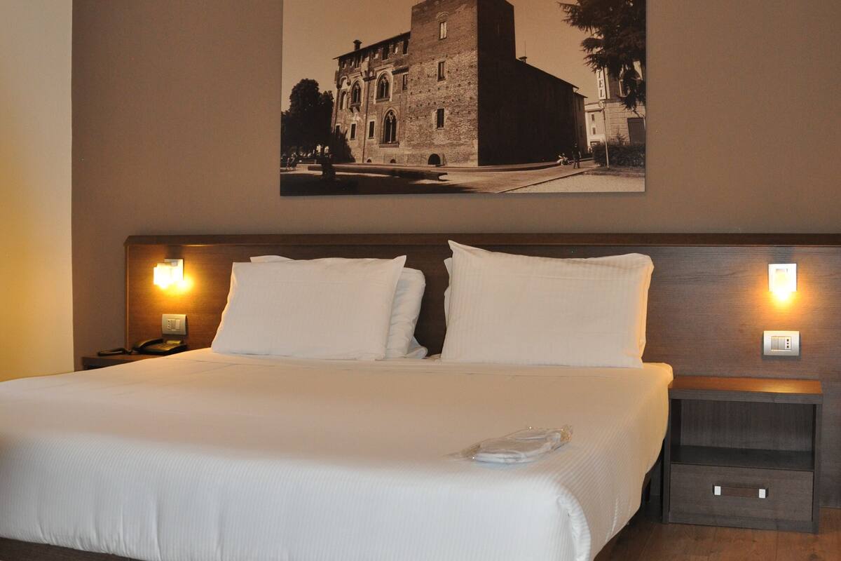 Dobbeltrom for 1 person – classic | Memory foam-senger, safe på rommet, skrivebord og blendingsgardiner
