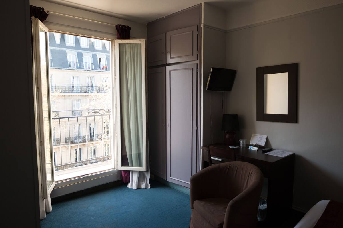 Desk, cribs (free), rollaway beds (surcharge), WiFi (free)