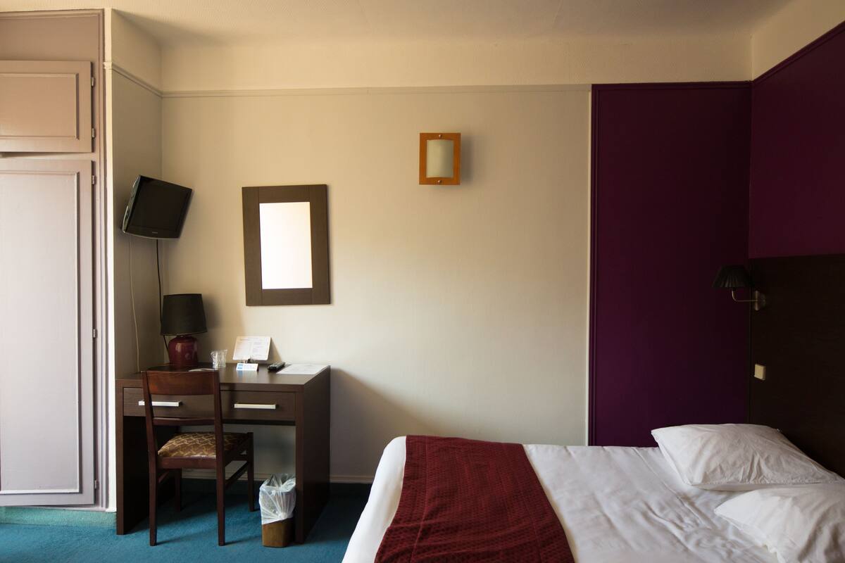 Desk, cribs (free), rollaway beds (surcharge), WiFi (free)