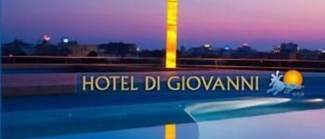 Außenpool (je nach Saison geöffnet), Sonnenschirme, Liegestühle