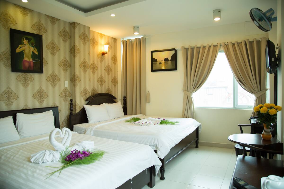 Phòng Suite dành cho gia đình, quang cảnh thành phố | 1 phòng ngủ, minibar, két bảo mật tại phòng, bàn 