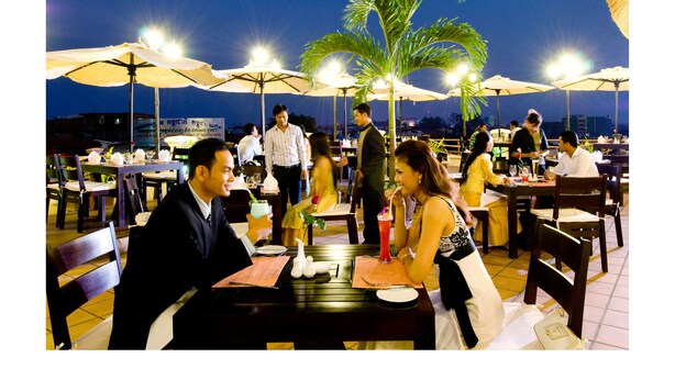 2 restaurants; breakfast, lunch, dinner, and brunch served - Sokha Club Hotel (Phnom Penh)