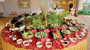 2 restaurants, breakfast served