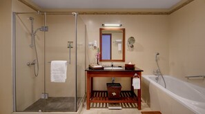Separate tub and shower, free toiletries, bathrobes, slippers - Sokha Club Hotel (Phnom Penh)