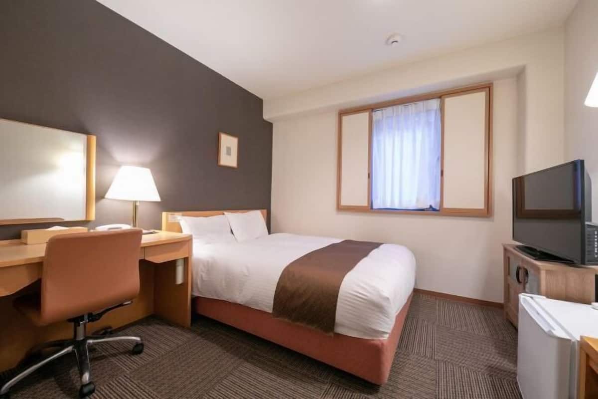 Down comforters, desk, iron/ironing board, free WiFi