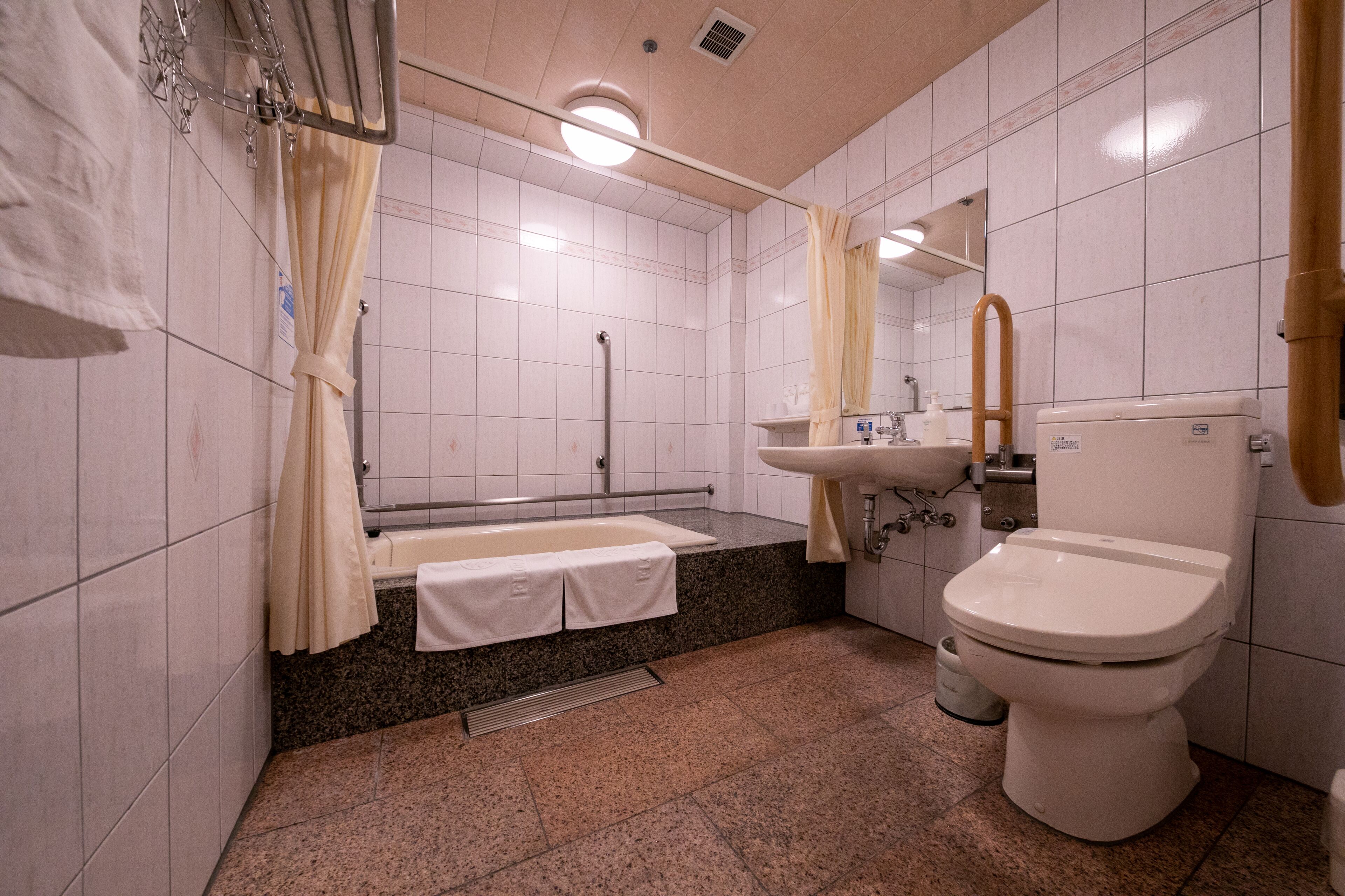 twin room, non smoking | bathroom | combined shower/bathtub, free toiletries, hair dryer, bathrobes