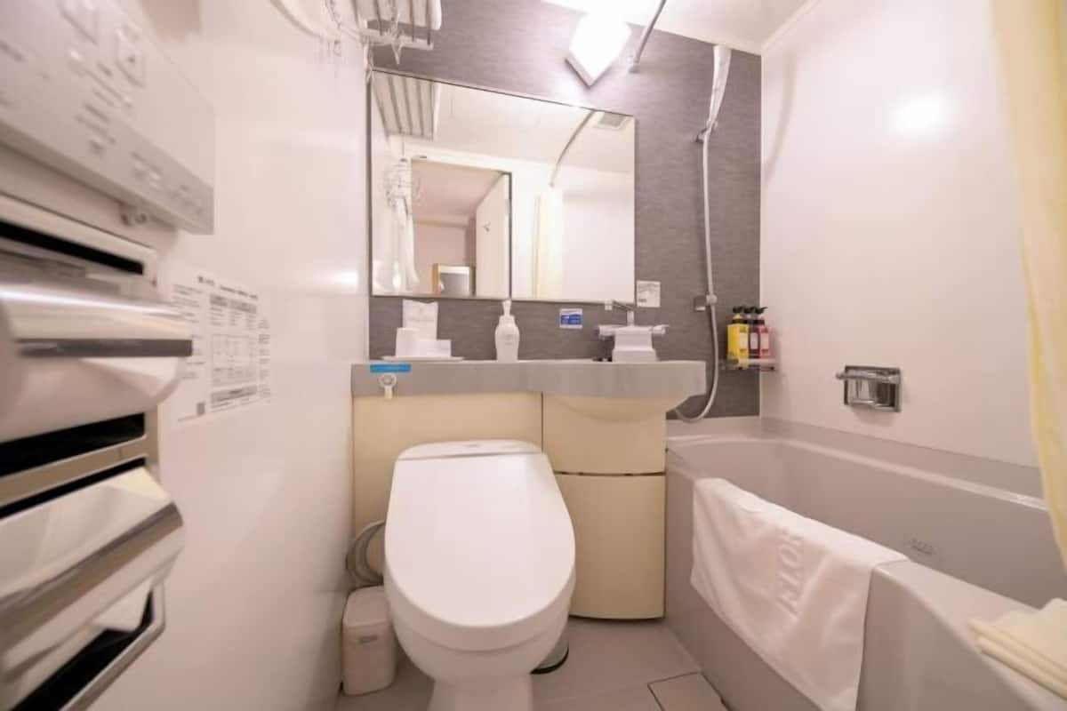 Kombination af bruser/badekar, gratis toiletartikler, hårtørrer