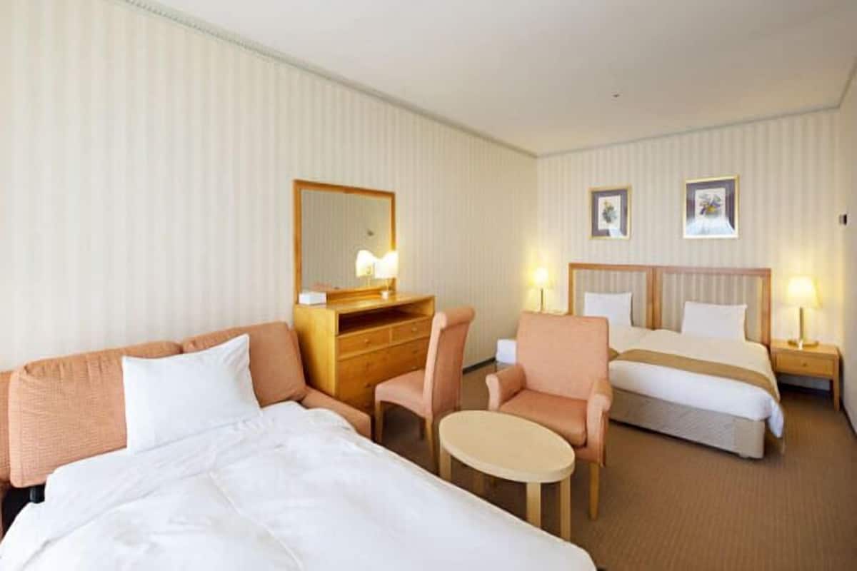 Dreibettzimmer, Nichtraucher, Balkon (2 single + 1 extra bed) | Hochwertige Bettwaren, Daunenbettdecken, Zimmersafe, Schreibtisch