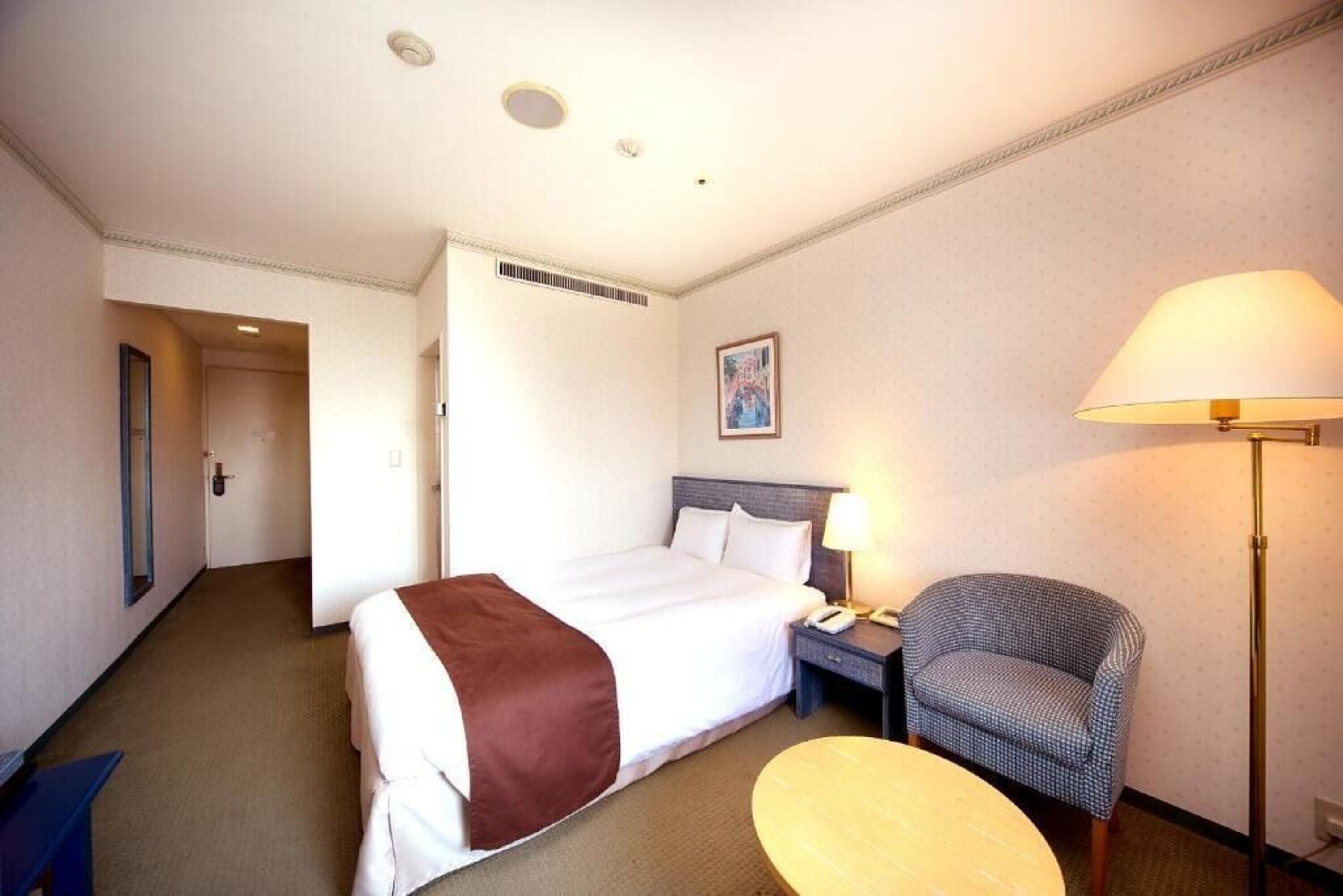 standard double room, non smoking | premium bedding, down duvets, in-room safe, desk