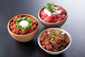 Tres tazones de comida con distintos ingredientes.