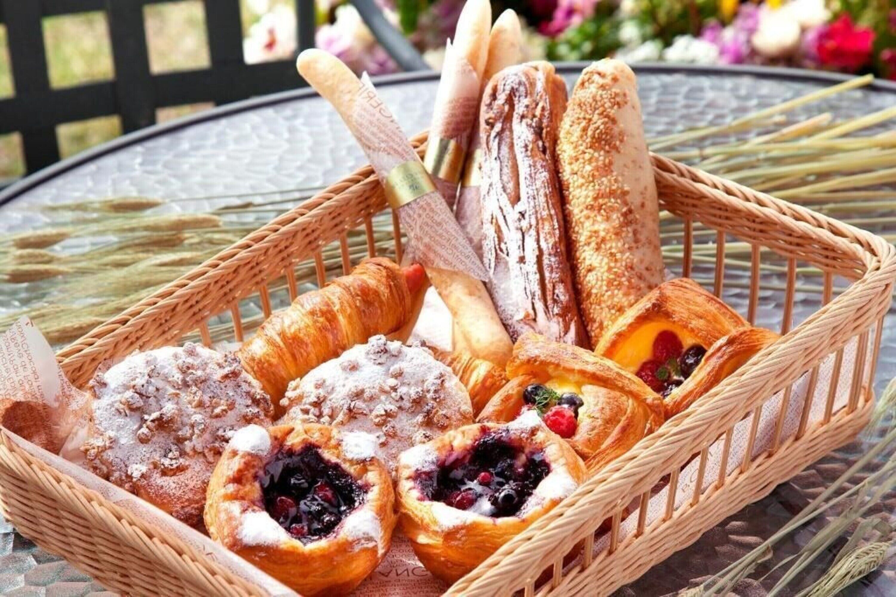 2 restaurants, breakfast, lunch, dinner served; italian cuisine