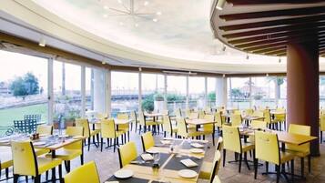 2 restaurants; breakfast, lunch and dinner served