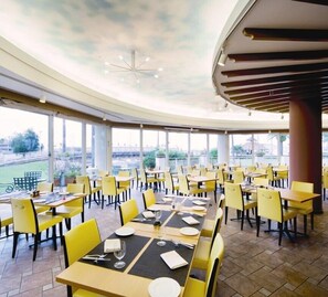 2 restaurantes; se sirven desayunos, comidas y cenas