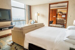 Minibar, in-room safe, iron/ironing board, free WiFi