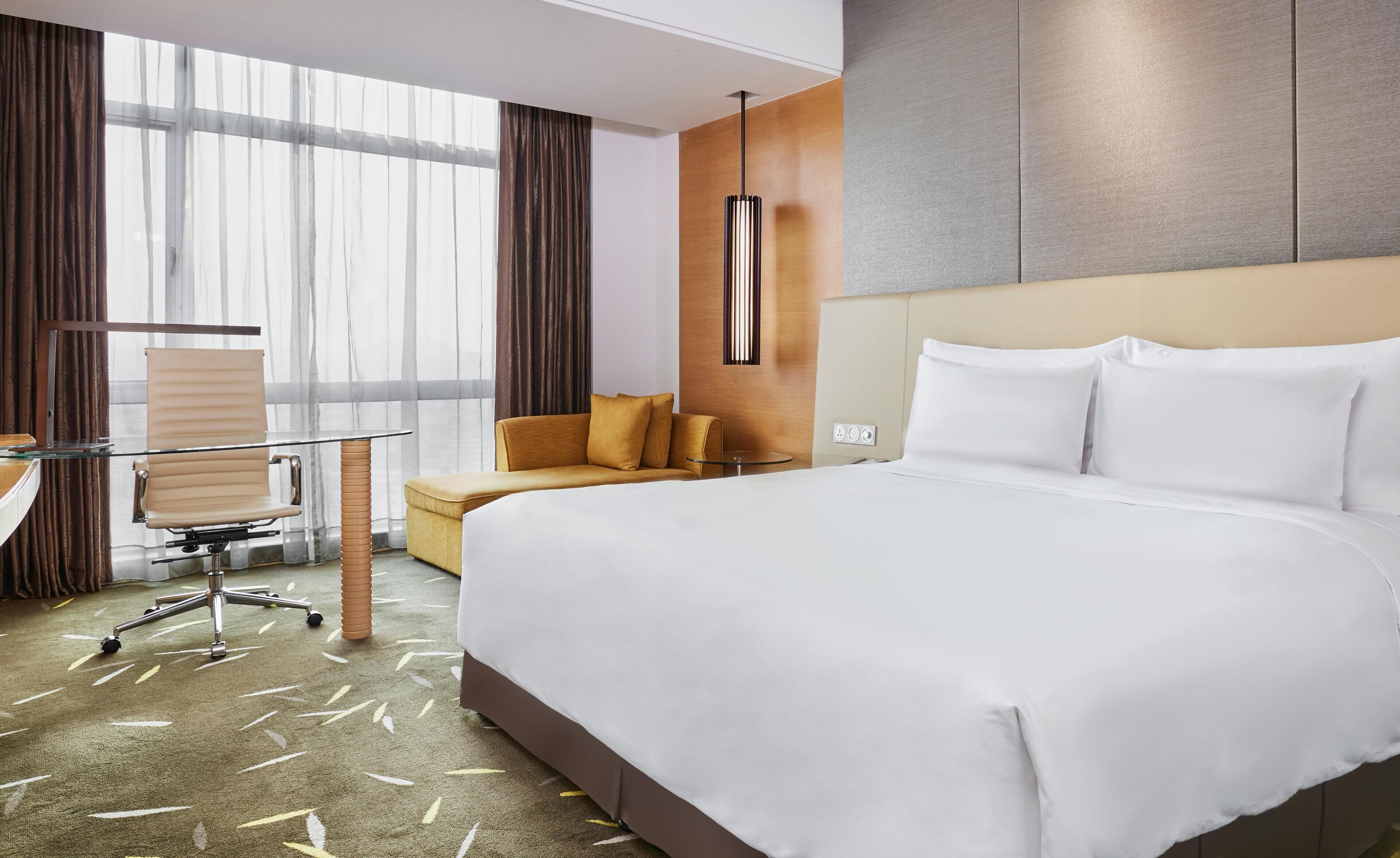 Minibar, in-room safe, iron/ironing board, WiFi (free)