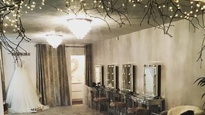 A room with a vanity area, mirrors, and a chair. - Slaters Country Inn (Newcastle-Under-Lyme)