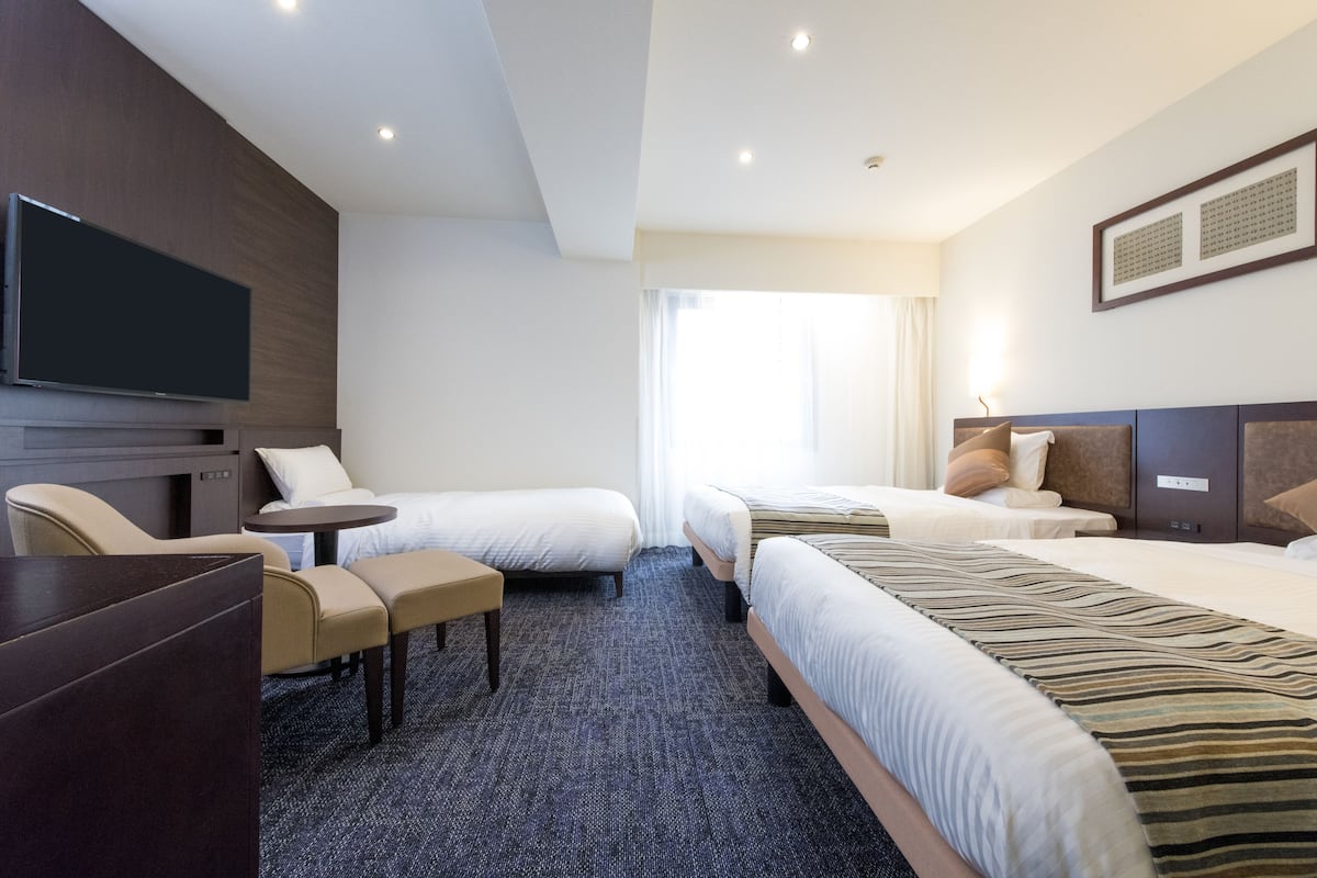 Deluxe Twin kamer, meerdere bedden, roken | Een kluis op de kamer, een bureau, verduisterende gordijnen
