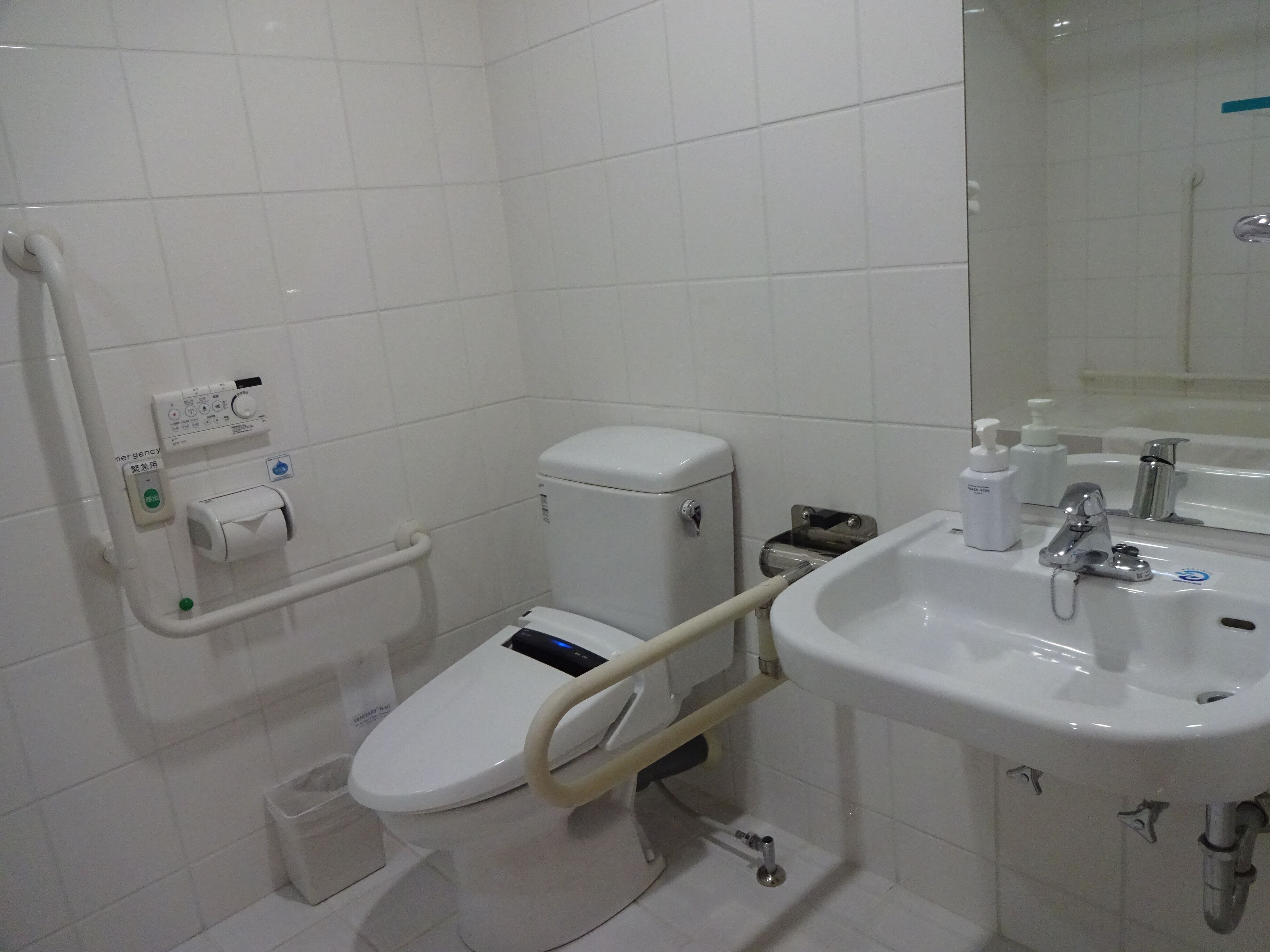 combined shower/bathtub, deep-soaking bathtub, free toiletries