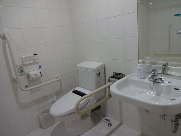 Un baño moderno con inodoro, bidé y lavamanos.