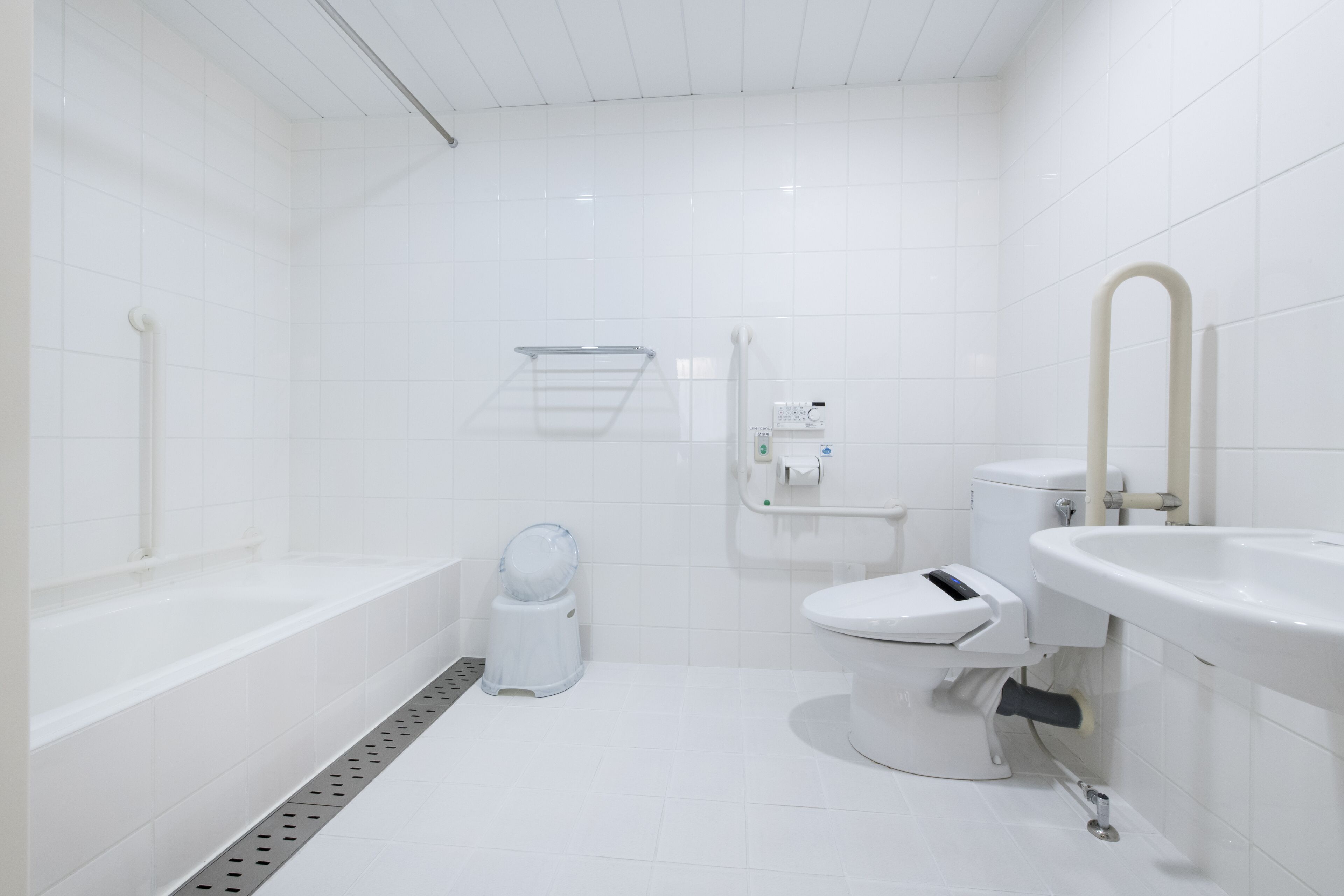 combined shower/bathtub, deep-soaking bathtub, free toiletries