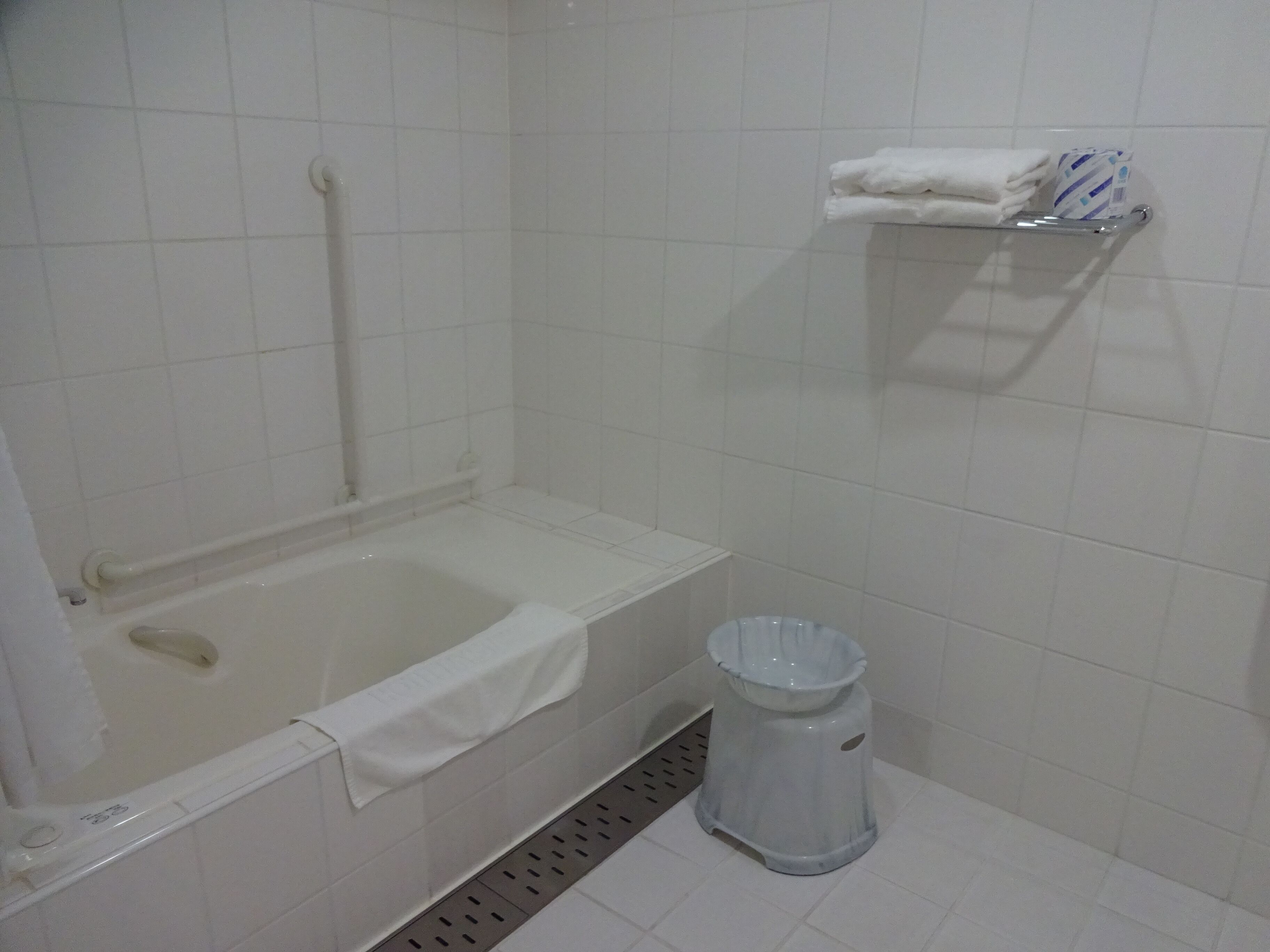 combined shower/bathtub, deep-soaking bathtub, free toiletries