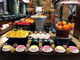 Kahvaltı, öğle yemeği ve akşam yemeği sunulur 