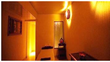 Couples treatment rooms, body treatments, aromatherapy, body scrubs