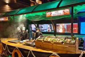 Kahvaltı, öğle yemeği ve akşam yemeği sunulur 