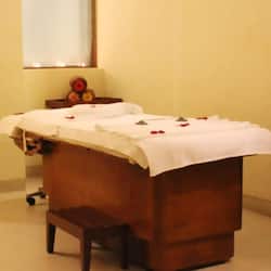 Couples treatment rooms, body treatments, aromatherapy, body scrubs