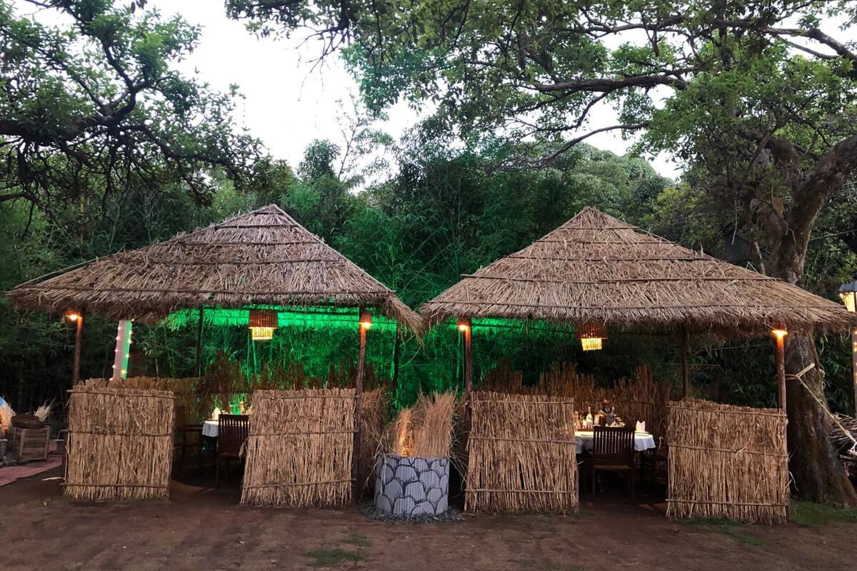 breakfast, lunch and dinner served