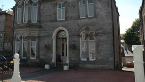 A two-story stone building with arched windows and a central entrance. - Strathallan Guest House (Edinburgh)