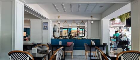 Breakfast, lunch, dinner served; international cuisine, ocean views