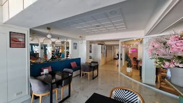 Se sirven desayunos y almuerzos; cocina internacional; con vista al mar