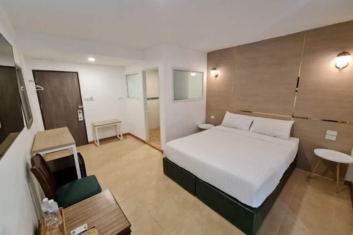 In-room safe, free WiFi
