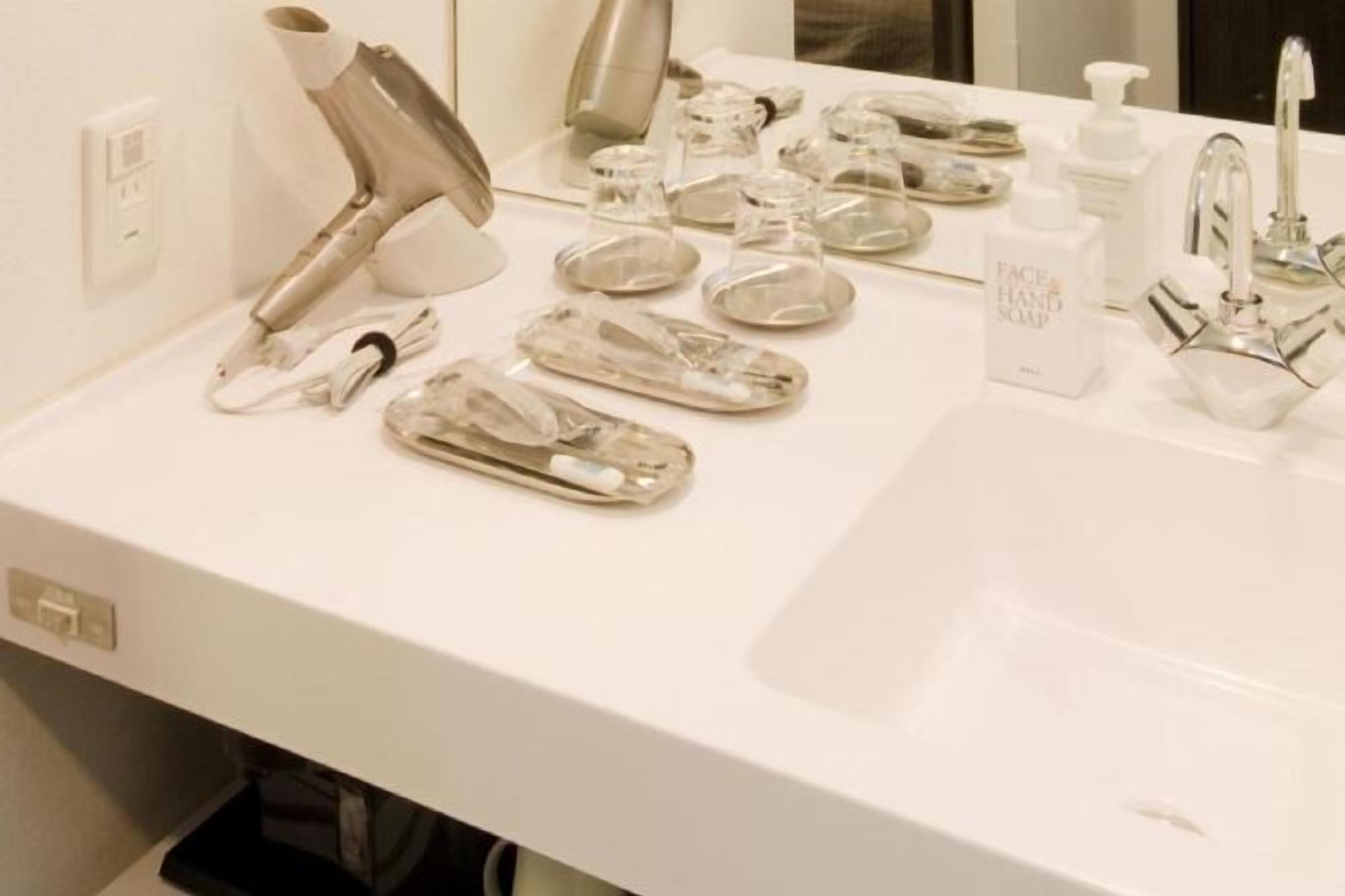 Een douche, een haardroger, pantoffels