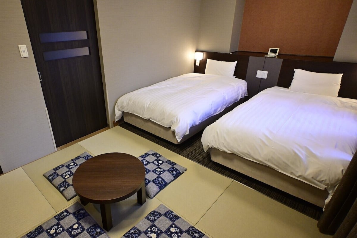 Premium bedding, down comforters, iron/ironing board, free WiFi