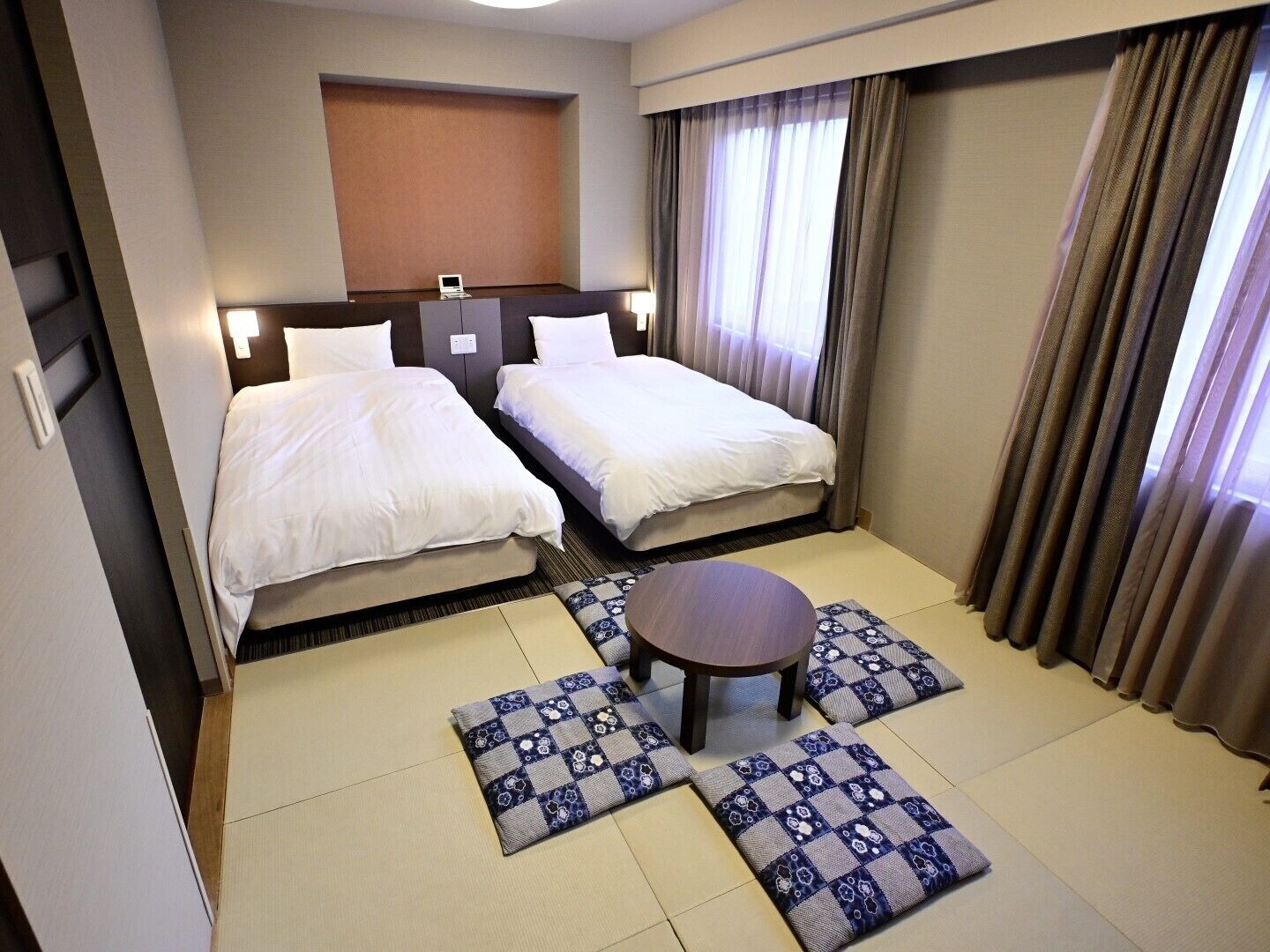 Premium bedding, down duvets, iron/ironing board, free WiFi