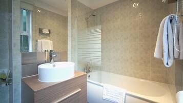 Combined shower/bathtub, free toiletries, hair dryer, towels