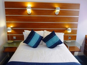 Habitación individual | Ropa de cama de alta calidad y decoración personalizada