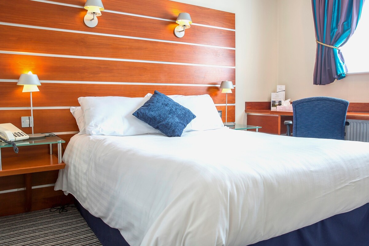 Premium bedding, individually decorated, individually furnished, desk