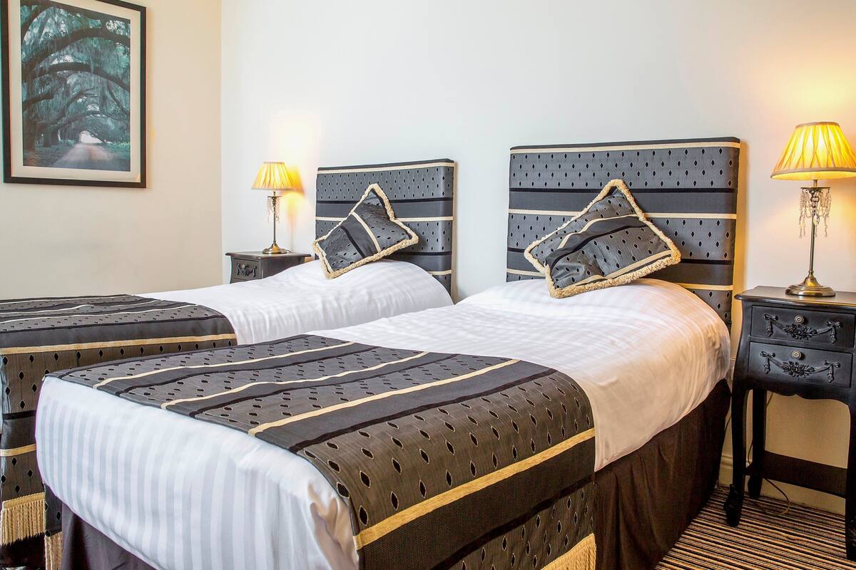 Habitación clásica con 2 camas individuales | Ropa de cama de alta calidad y decoración personalizada