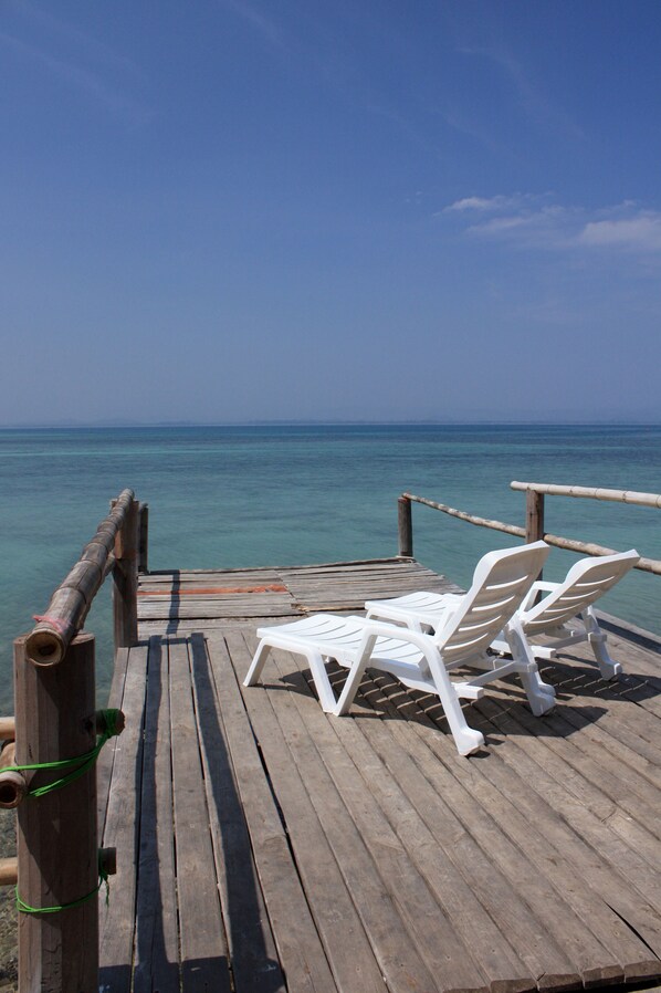 Private beach, white sand, beach towels, beach massages - Koh Talu Island Resort (Bang Saphan Noi)