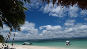 Privat strand, vit sandstrand, strandhanddukar och massage på stranden