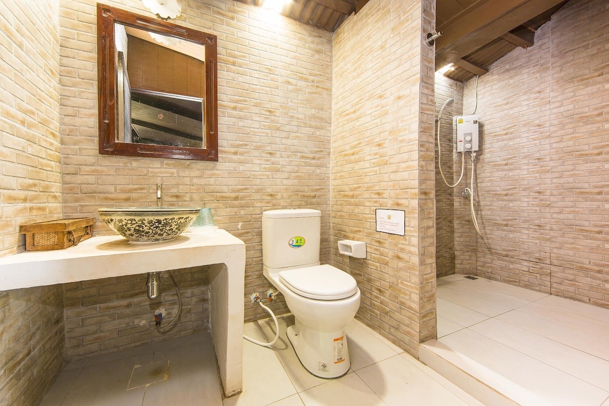thai style ocean villa studio | bathroom | towels