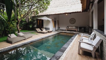 Vil·la Deluxe, 2 dormitoris, vistes a la piscina | Minibar, caixa forta a l'habitació i decoració individual